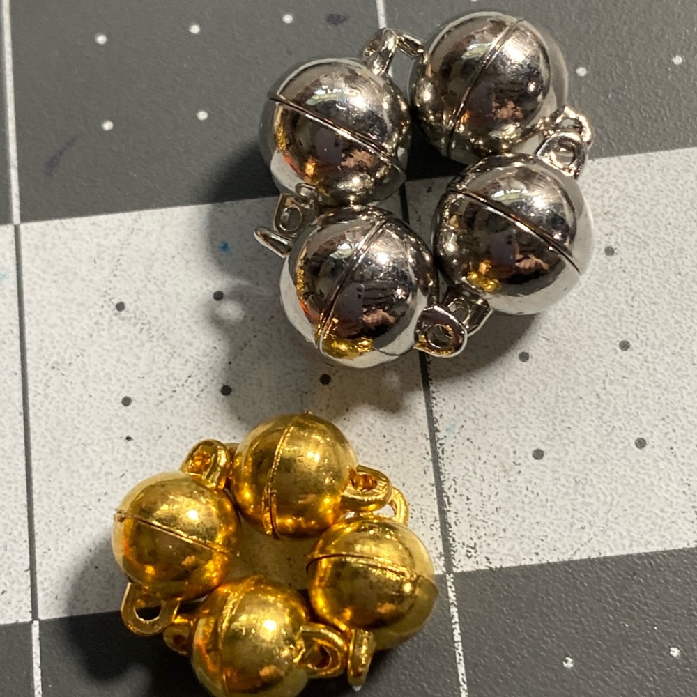 Findings: 4 round magnetic clasps